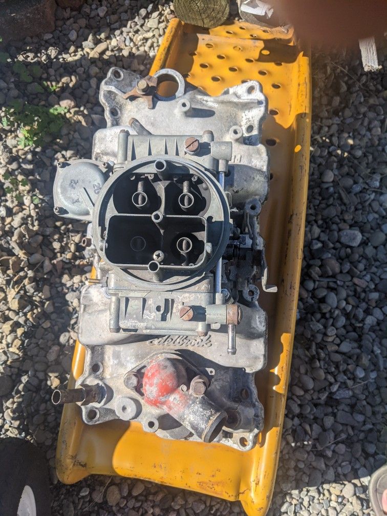 Edelbrock Performer Sm Chevy W/ Holley 600 Carb