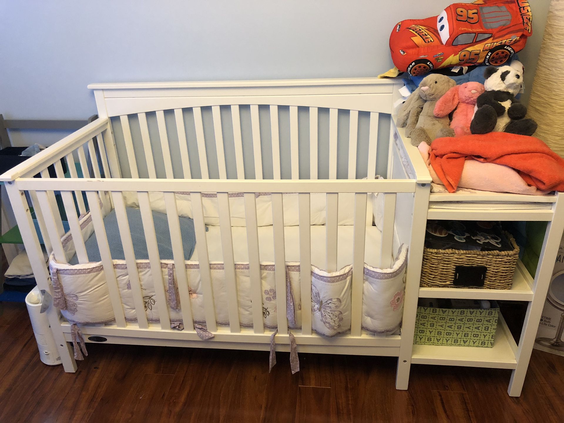 Graco crib with mattress and removable changing table