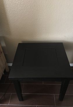 Set of 2 end tables