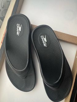 Set of flip flops 🩴 size 8 women’s