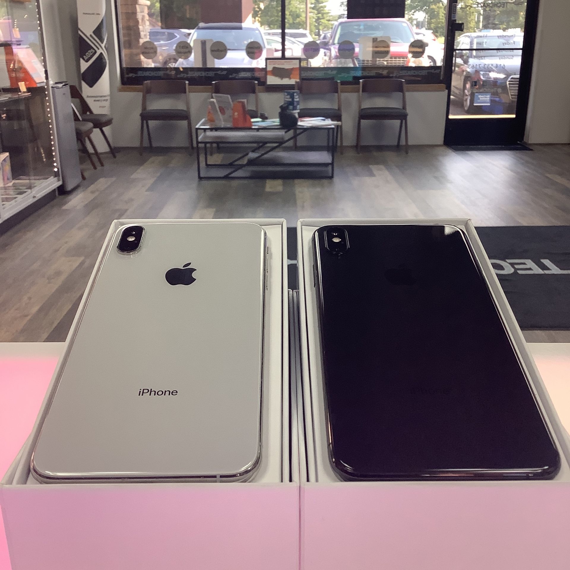 iPhone XsMax 64GB Fully Unlocked Silver/black Great Condition