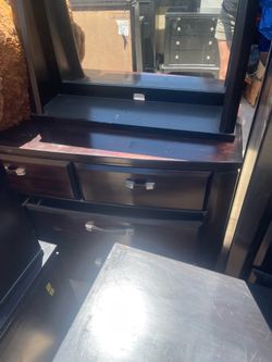 Dresser 2 Nights Stands & Chester drawers