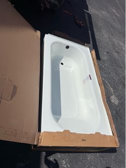 Left Drain New MAAX PRO STEEL PLUS Bathtub. Porcelain-finished steel. Bathtub measures 60 inches by 32 inches by 14 ¼ inches.  Left Drain