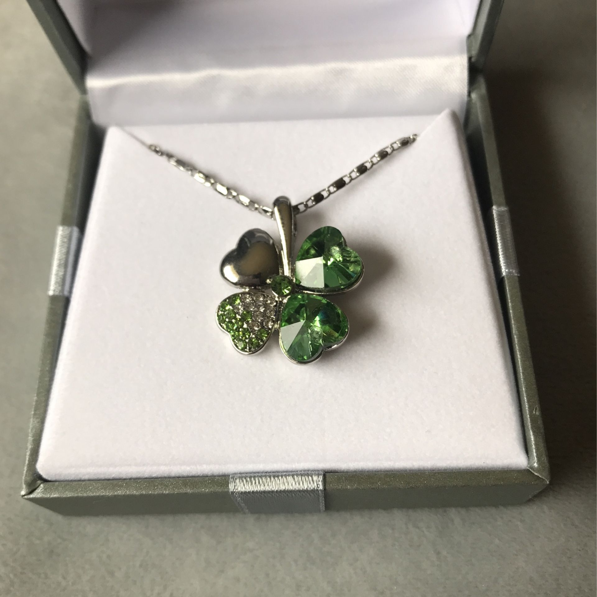 Shamrock Necklace New Never Out Of Box