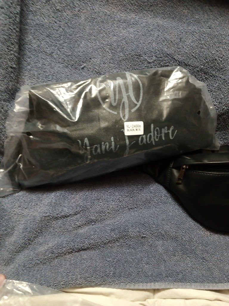 Title:
Yani J’adore Midnight Dream Collection Belt Bag – NEW