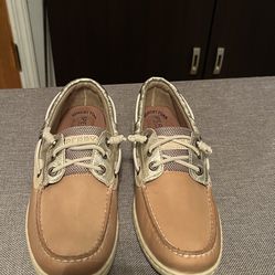 New Sperry top sider ladies shoes. Memory foam. Very comfortable. Great for outside activities. Size 9
