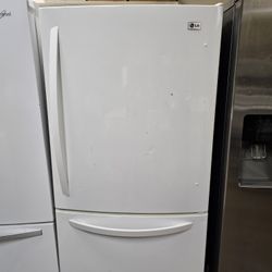 LG REFRIGERATOR GOOD CONDITION DELIVERY AVAILABLE FOR EXTRA FEE 