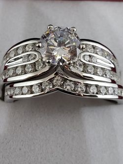 Beautiful traditional wedding ring set