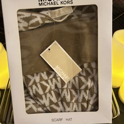 Michael Kors  Set of hat and scarf