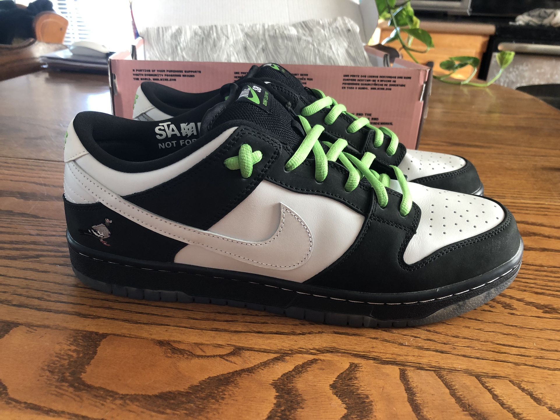 Nike SB Dunk Low Staple Panda Pigeon