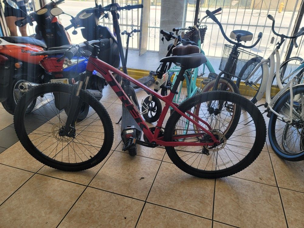 TREK Marlin 4 29rd Mountain Bike Like New Selling Cheap