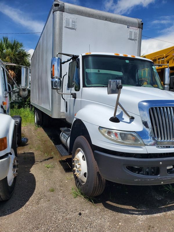 2012 26ft box truck with lift gate for Sale in Brandon, FL OfferUp