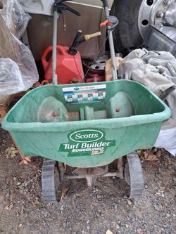 Scotts Turf Builder EdgeGuard DLX Broadcast Spreader