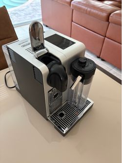 Nespresso De'Longhi Lattissima Pro Coffee  Machine