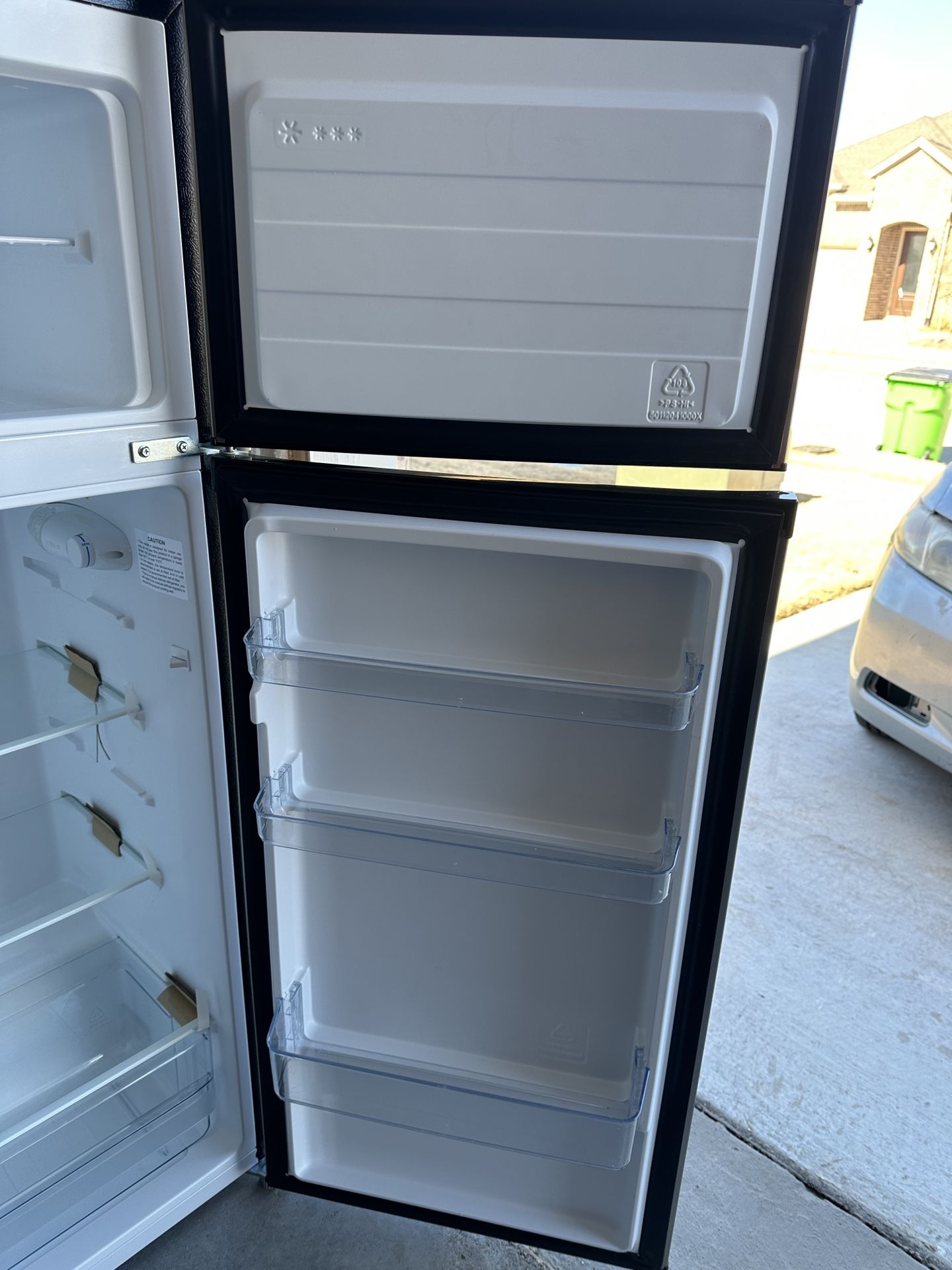 Vissani 7.1 Cu Ft Top Freezer Refrigerator 250 for Sale in Justin, TX