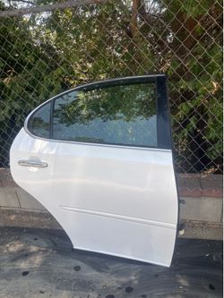 REAR RIGHT PASSENGER SIDE DOOR 2002-2006 LEXUS ES300/330 (WHITE COLOR).