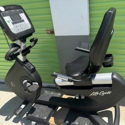 LIFE FITNESS 95R ACHIEVE RECUMBENT BIKE!! READY FOR PICKUP OR DELIVERY!