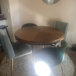 Solid wood Dinning table and chairs no scrates