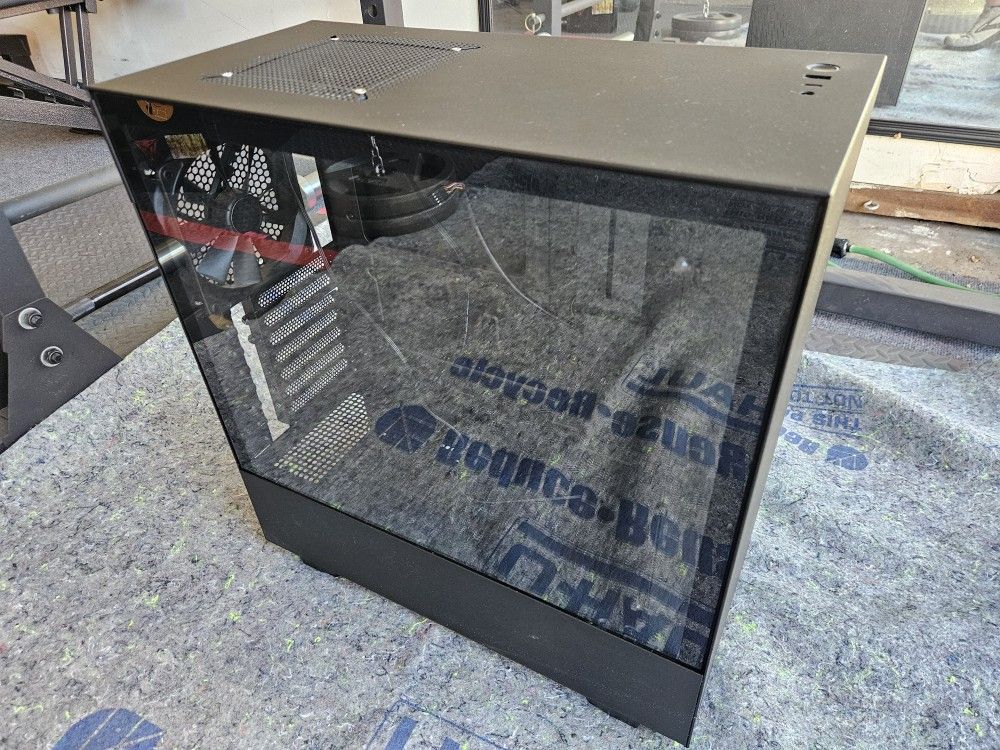 NZXT - H510 Compact ATX Mid-Tower Case with Tempered Glass - Matte Black