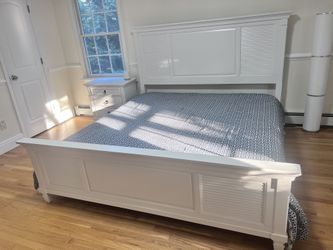 Excellent Condition White King Size Bed W Mattress Head Foot Board Night Stand Set