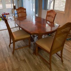 Beautiful Solid Oak Vintage Dining Room Table with 4 Caned Chairs 