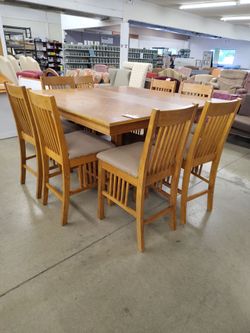 Square table W/ 8 chairs 1 leaf