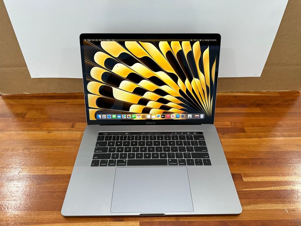 Apple Macbook Pro 💻 Core i9 - 32GB RAM - Vega Pro Graphics!!