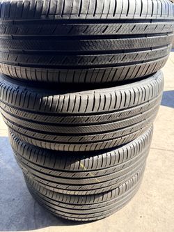 235 55 20 vendo un set de llantas usadas en excelente condición marca Michelin