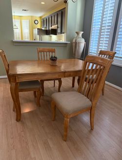 Dining table extendable with 8 chairs