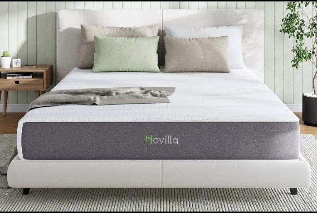 Like New Queen Gel Memory Mattress 12"