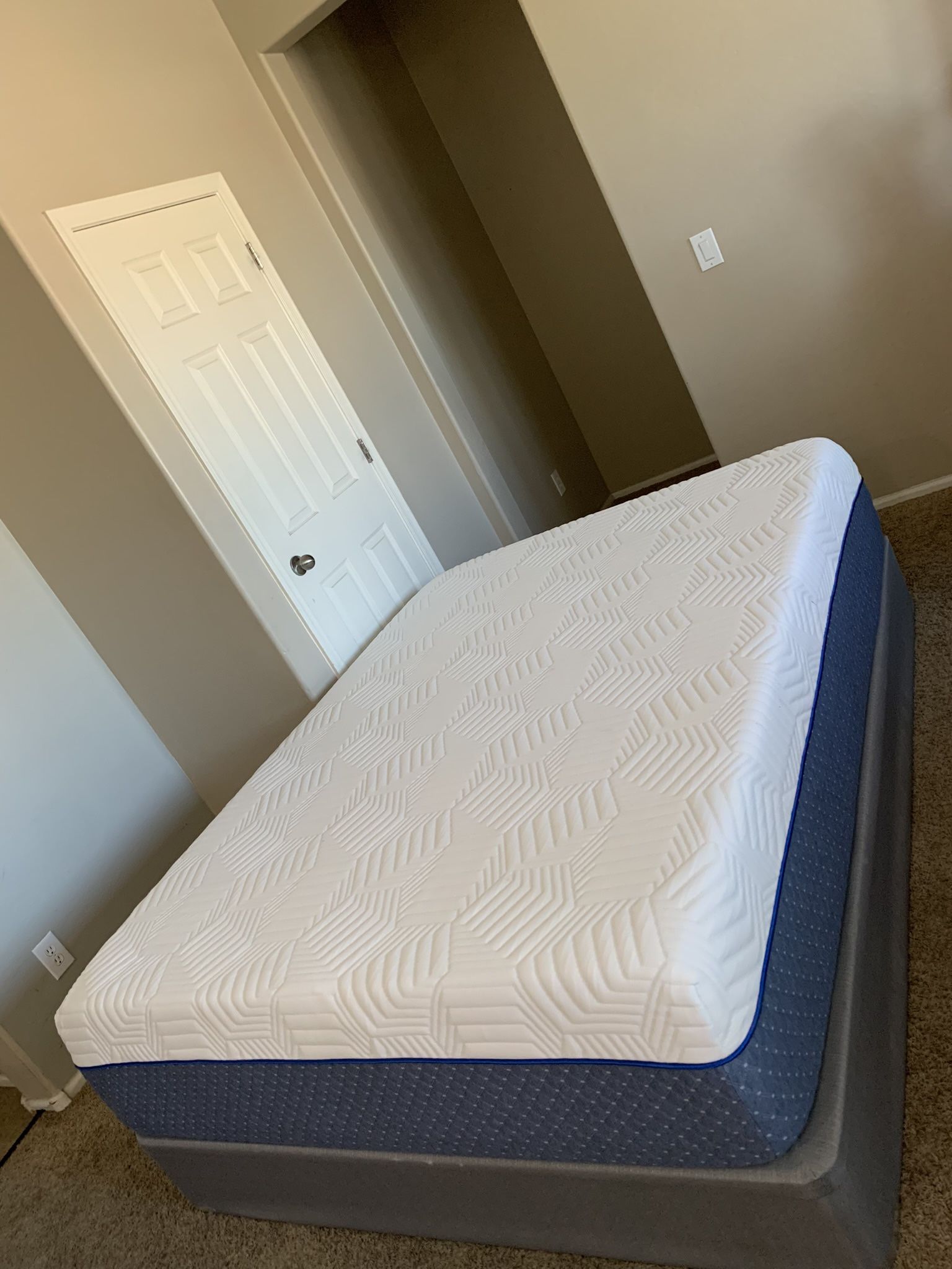 QUEEN MATTRESS MEMORY FOAM AND FREE BOX SPRING