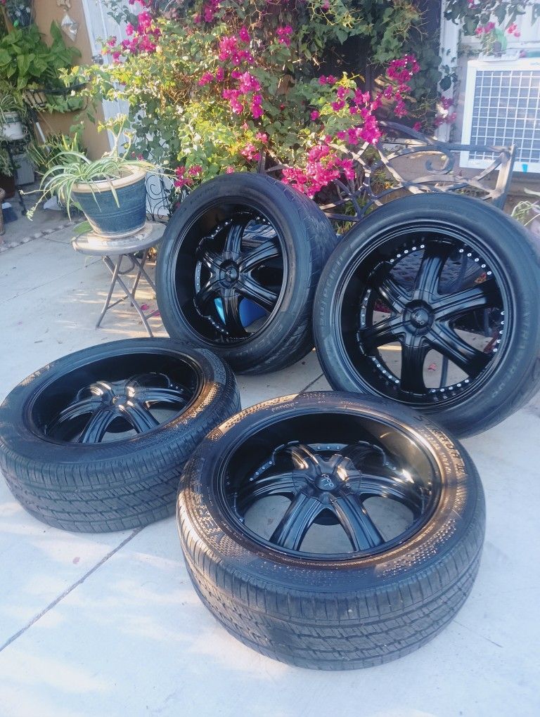 Very clean 22 inch original factory black paint wheels no cracks no dents with tires all hold air no problem for Chevy Silverado Tahoe suburban GMC