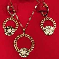 21K  Yellow Gold Necklace Set With Clustered Diamonds. 