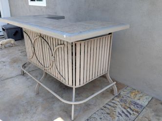 Outdoor bar w/ tile top +2 glass shelves