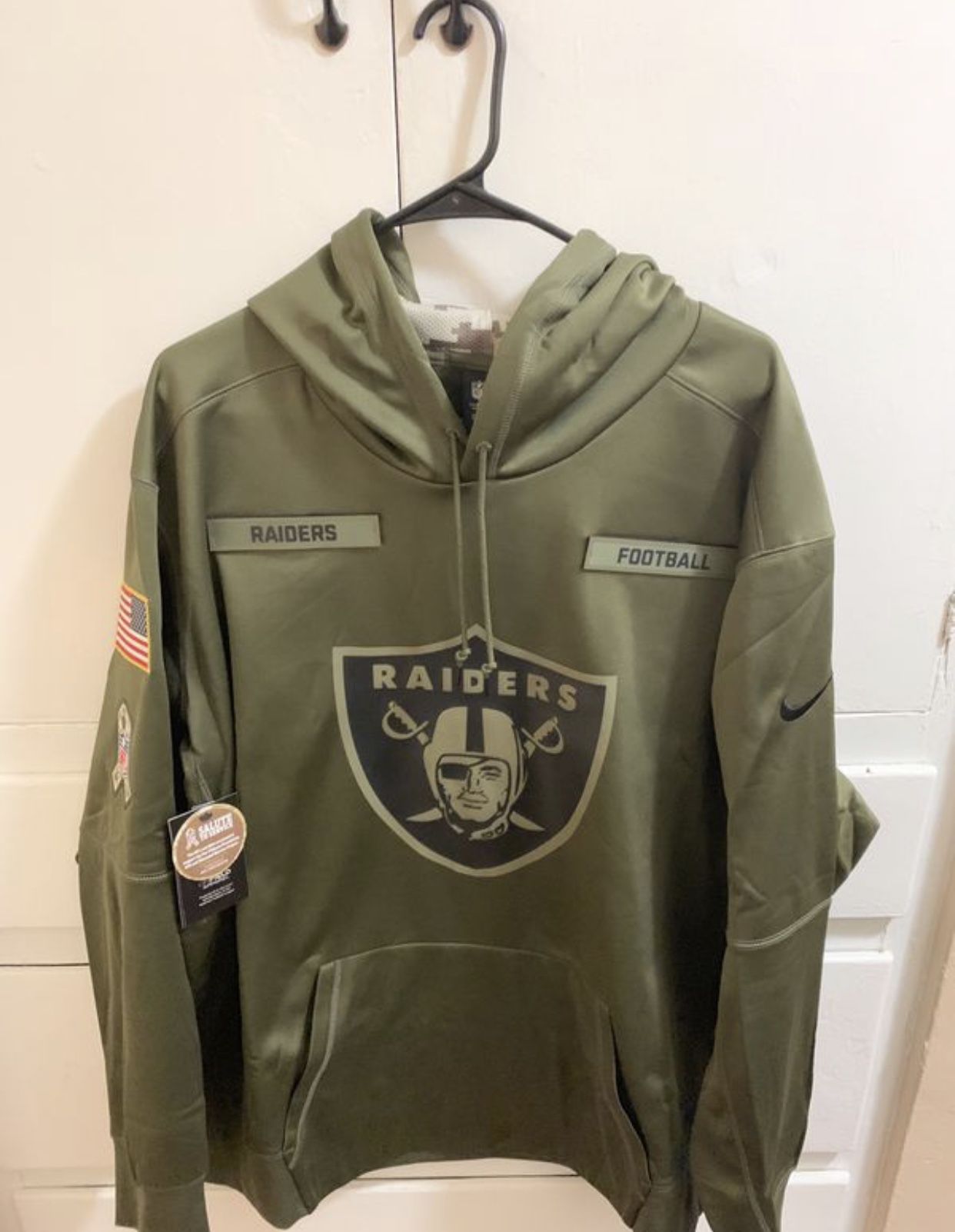 Raiders Salute to Service Hoodie 2XL (New) for Sale in Pomona