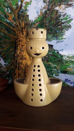 Designs West Stoneware Queen