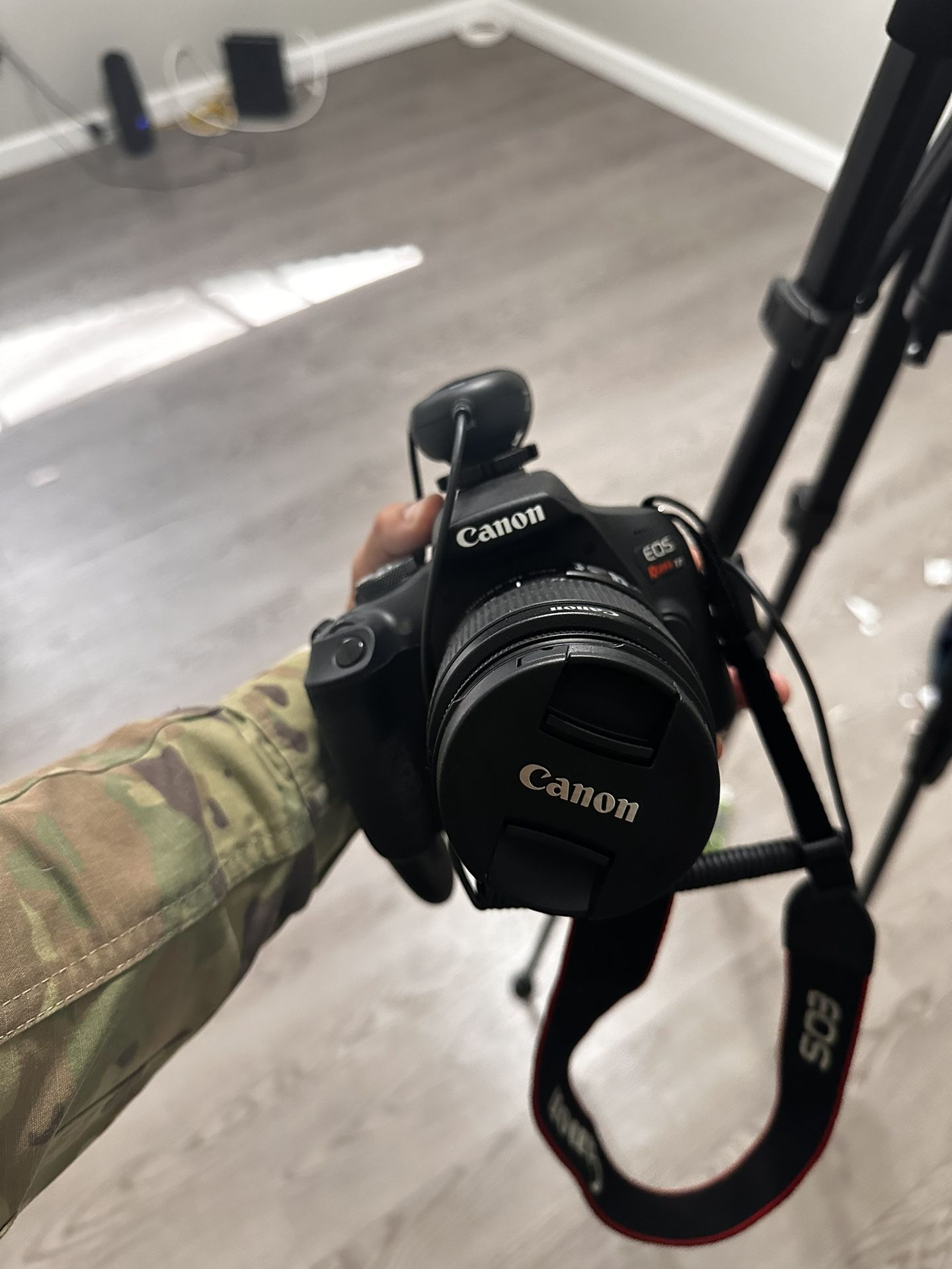 Canon EOS T7 Rebel Camera /with Capture Remote