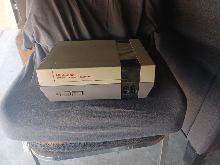 1985 NES Good Condition