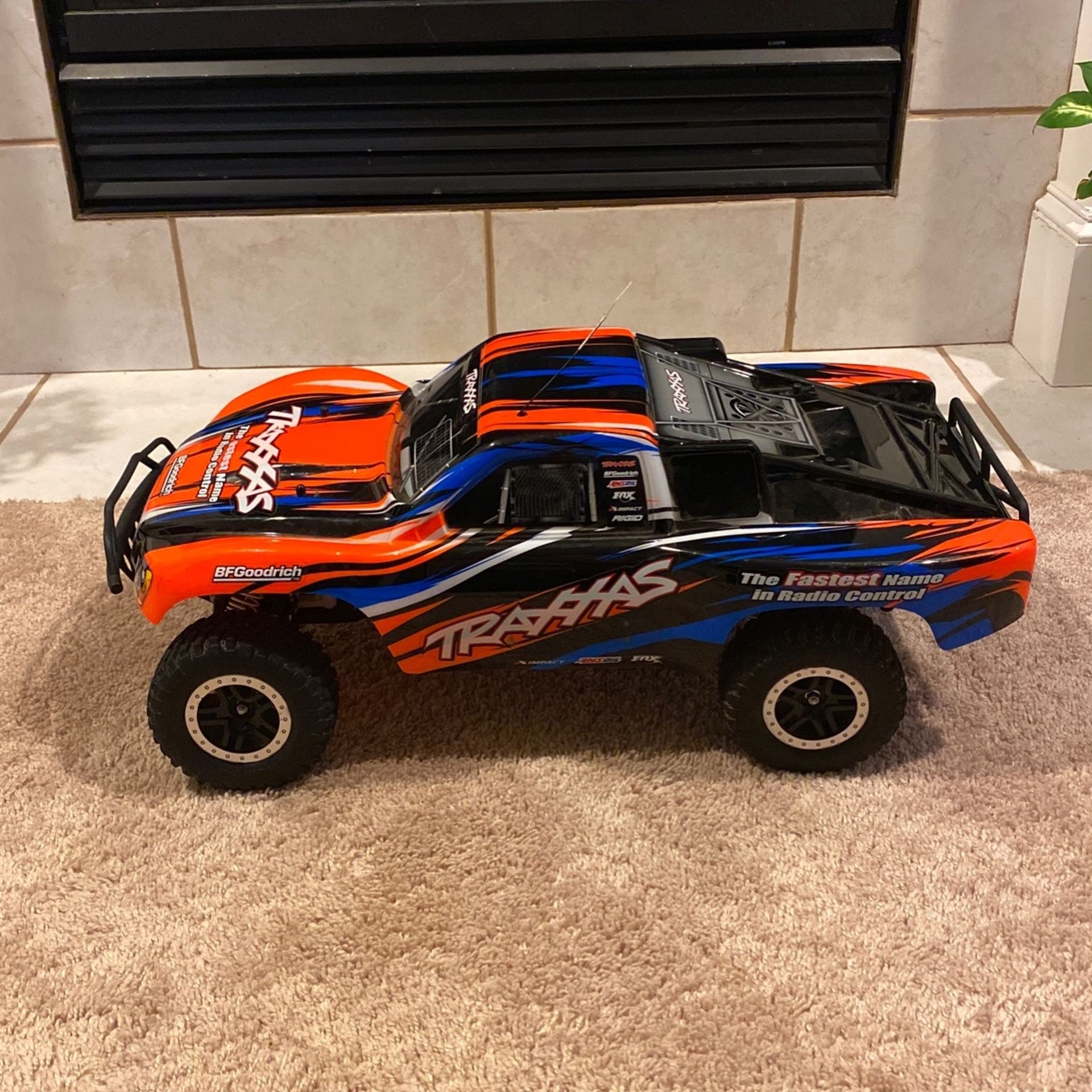 Traxxas Slash 2wd Rc Car 1/10th Scale Great Condition (Used Twice)