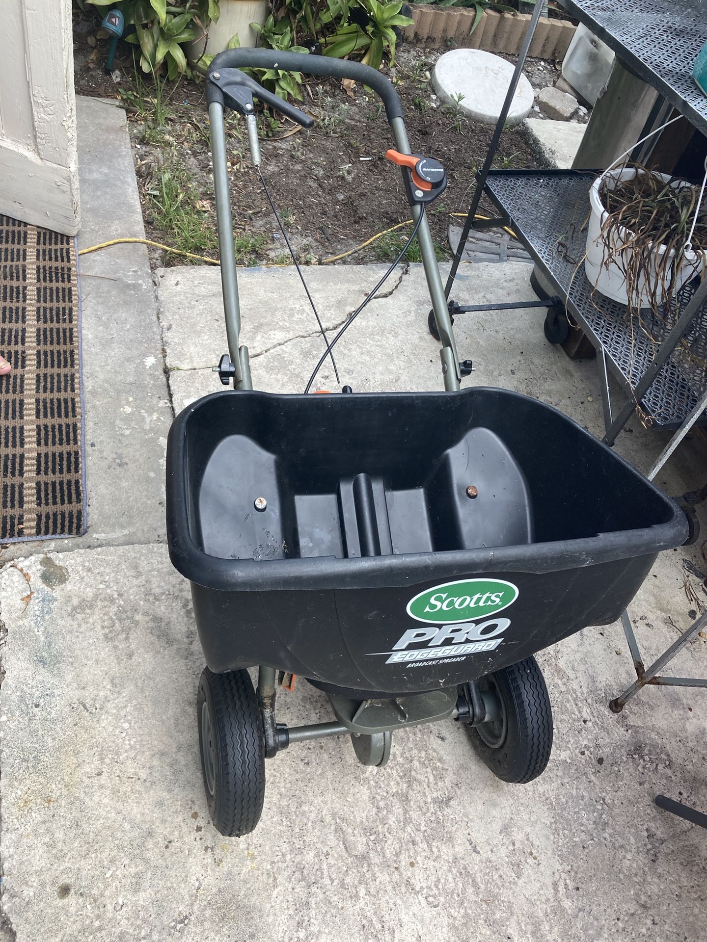 Scotts Pro Edgeguard Broadcast Fertilizer:Seed Spreader…Barely used..Retails for $80-$100