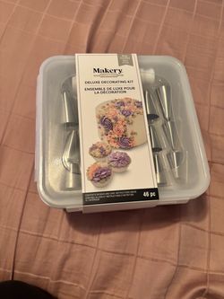 Cake decorating kit