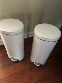 White Step Trash Cans – Set of 2