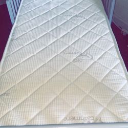 Cama Con Colchón Para Niň@s Es Una Cama Gris 55 Dé Largo Por 29 Dé Ancho