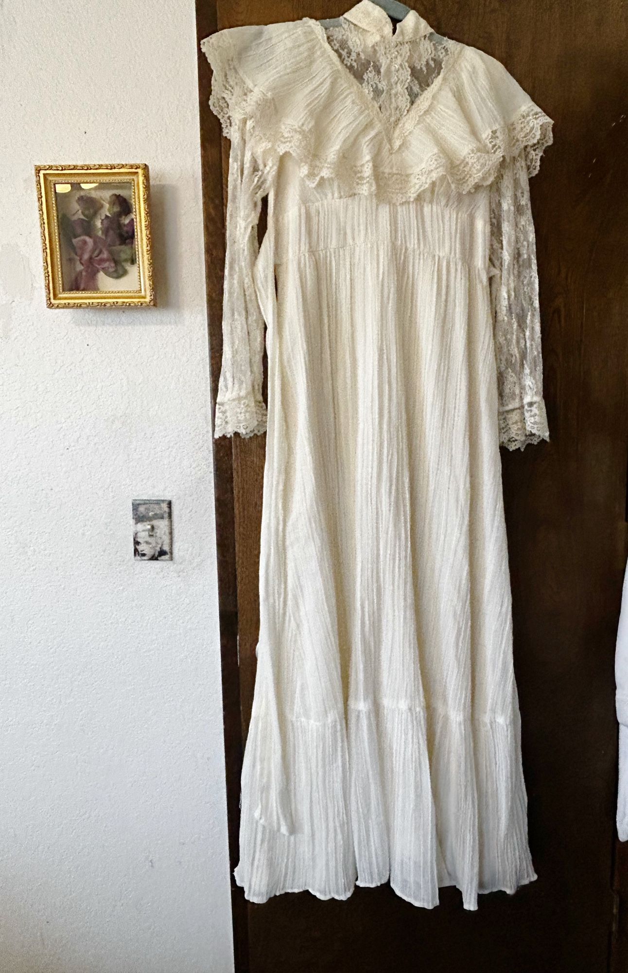 BEAUTIFUL LONG FORMAL DRESS $25.
