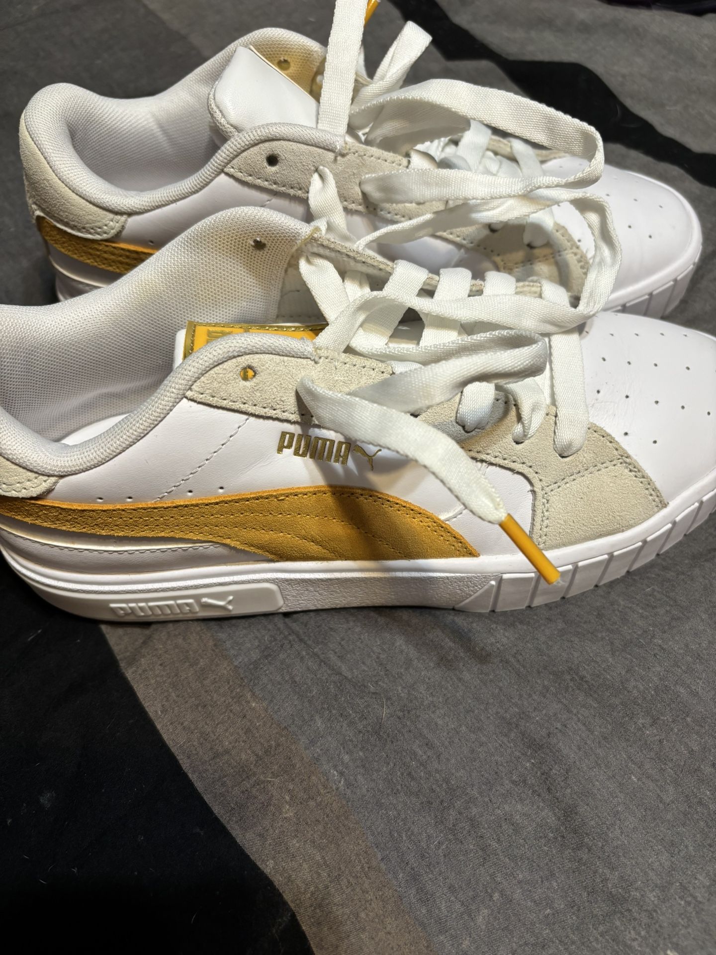 Like New Womens Pumas Size 9