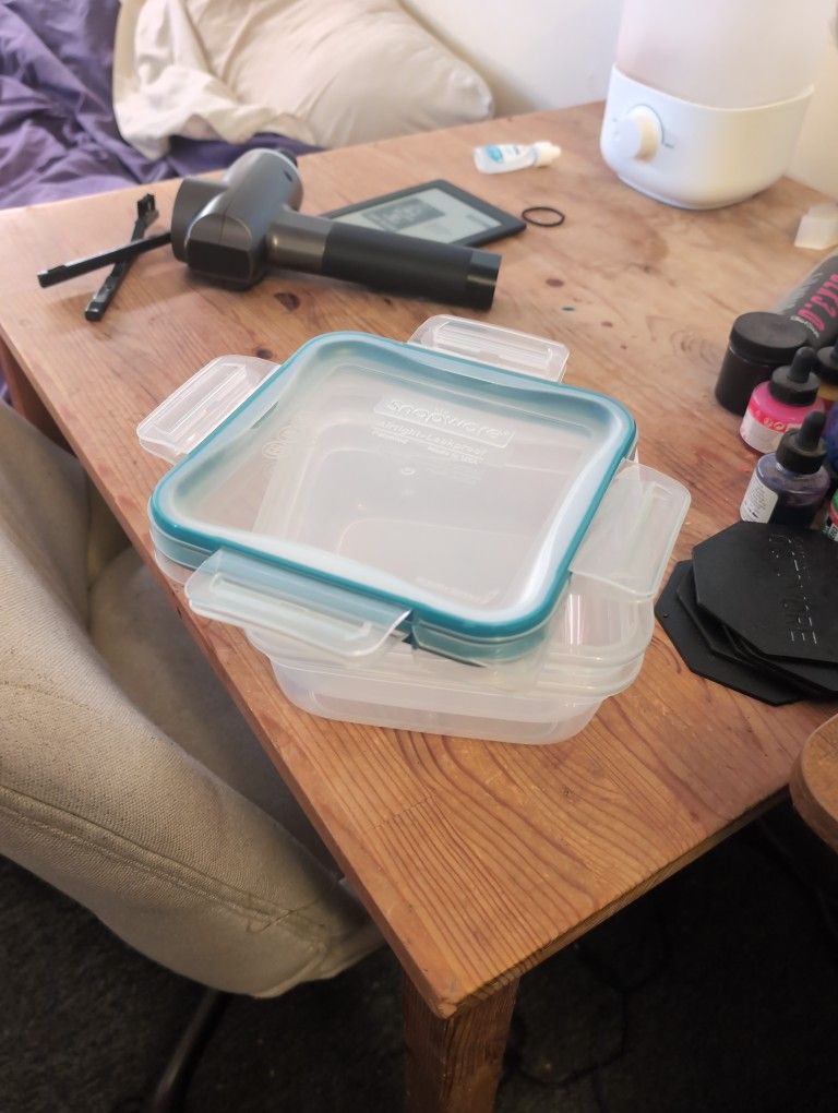 2 Snapware Food Containers