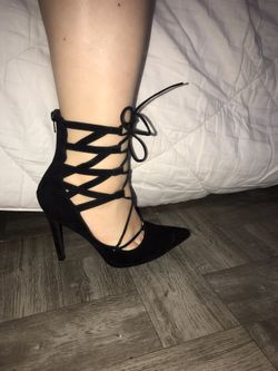 Lola’s Shoetique Black strappy heels size 9