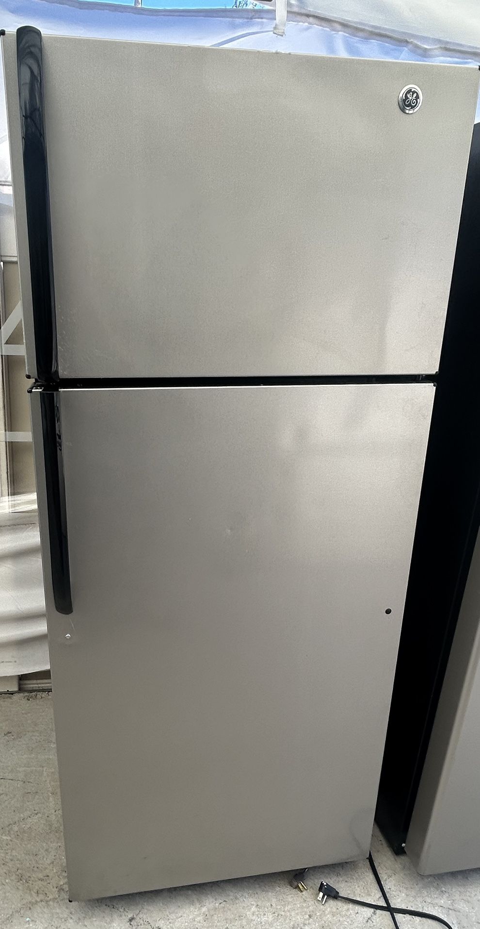 GE Beautiful Stainlees Steel Whit Black Refrigerator
