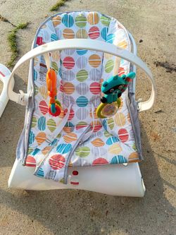 Bouncer seat that vibrates