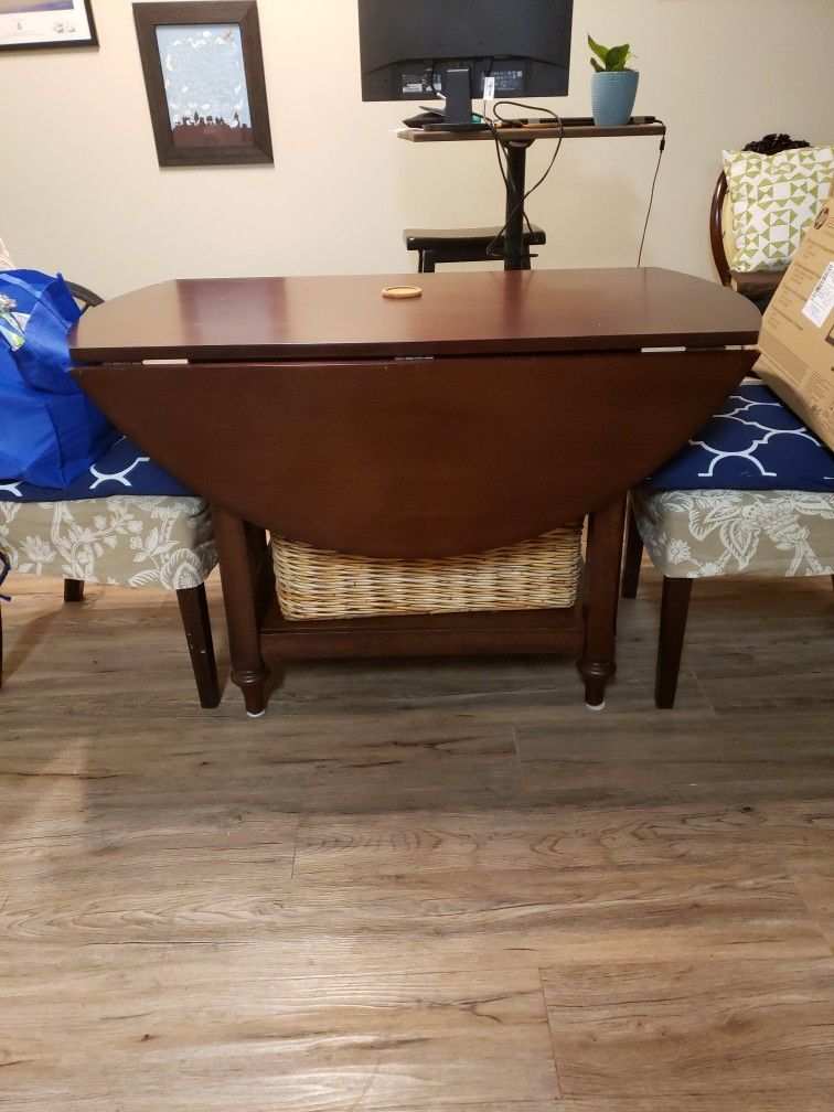 Pottery Barn Apartment  Dining Room Table 